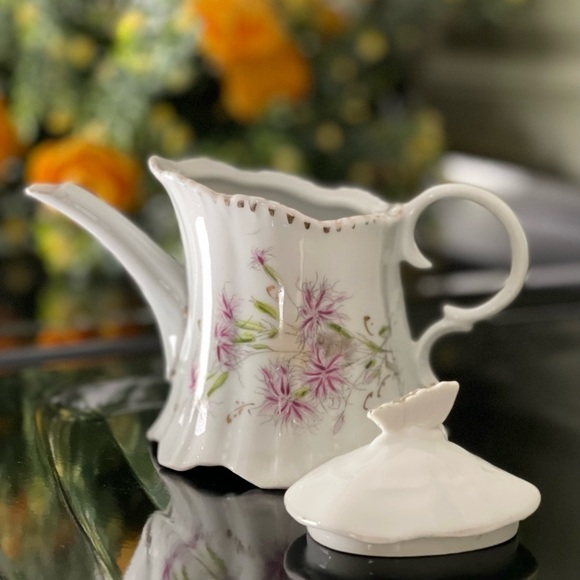 VINTAGE, DAINTY & DELICATE, WHITE PITCHER WITH SOFT PURPLE & GREEN FLORAL DESIGN - Picture 7 of 11